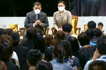 Tuerie dans une crèche: le roi de Thaïlande "partage la douleur" des familles