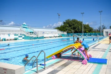 Le Port : le père Noël fait une escale à la piscine