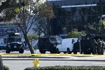 La camionnette blanche dans laquelle se trouverait le suspect de la tuerie de Monterey Park près de Los Angeles, à Torrance (Californie), le 22 janvier 2023 ( AFP / Robyn BECK )