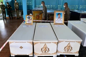 Tuerie en Thaïlande: début de 3 jours de funérailles, le roi "partage la douleur" des familles