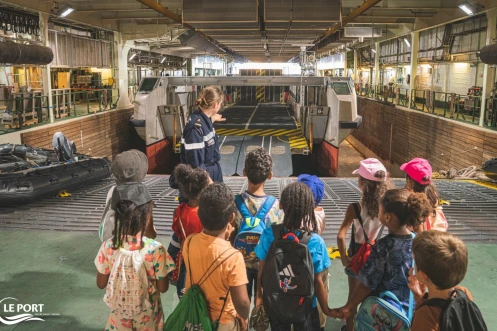 Le Port : une classe de CP découvre le porte hélicoptères Dixmude