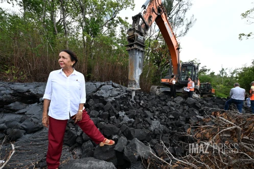 Route des laves : le brise-roche s'attaque à la lave refroidie, les travaux de reconstruction de la RN2 démarrent ce lundi 