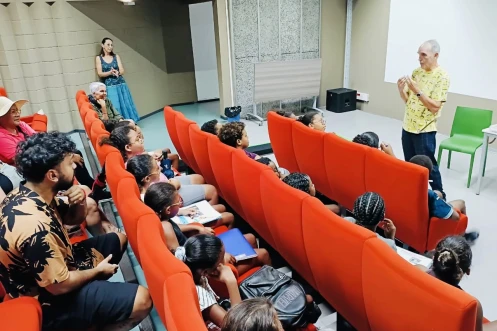 Le Port : le poète et militant culturel Patrice Threutardt à la rencontre des enfants de la ville