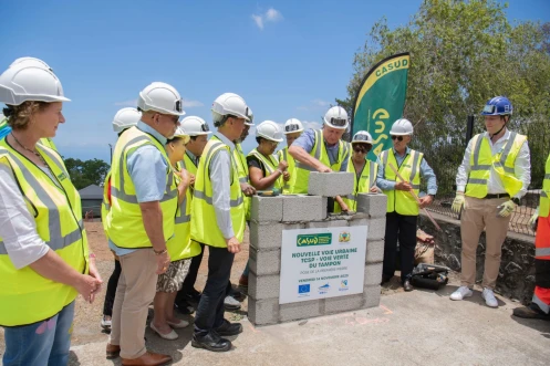 Casud : pose de la 1ère pierre de la nouvelle voie verte du Tampon