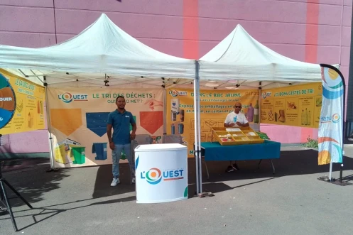 les médiateurs du tri des déchets à la place du marché forain de La Possession