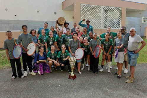 Saint-Pierre : l'équipe séniors filles de handball ramène la coupe à la maison