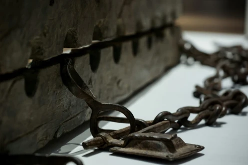 Des fers pour entraver les chevilles des esclaves au Rijksmuseum d'Amsterdam, dans le cadre d'une exposition sur l'esclavage, le 12 mai 2021 aux Pays-Bas 