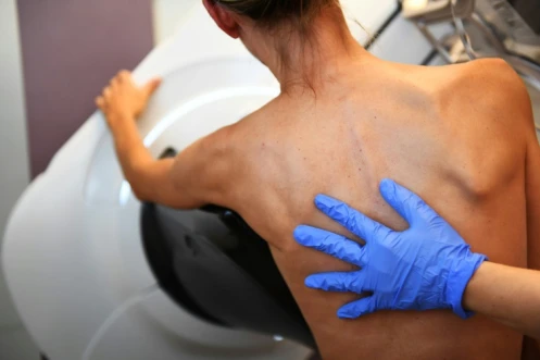 Une femme passe une mammographie dans le cadre du dépistage du cancer du sein, le 9 octobre 2017 à Marseille
