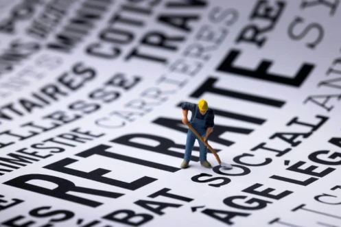 Une figurine sur des impressions liées à la réforme des retraites, le 18 janvier 2023 à Paris