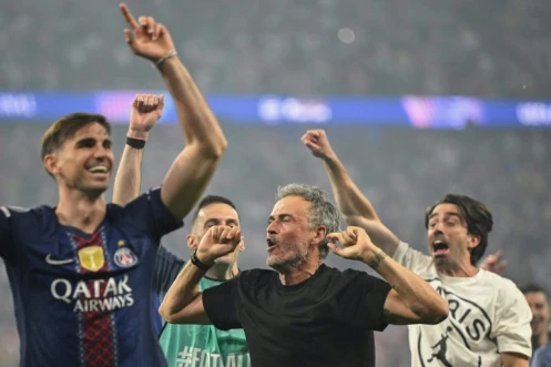 La joie du coach parisien Luis Enrique (2eD) et du milieu espagnol Fabian Ruiz (G) après la victoire du PSG en finale de la Ligue des champions contre Arsenal, le 30 mai 2026 à Budapest