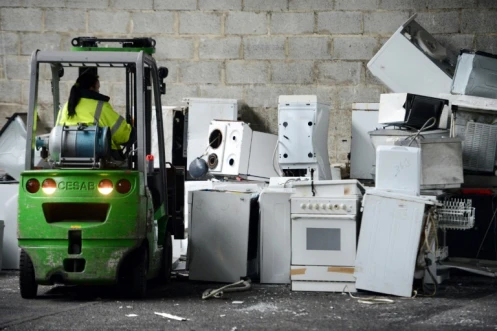 Des appareils électroménagers dans l'entreprise de recylage Retrilog appartenant à la Fondation Emmaüs, le 21 janvier 2013