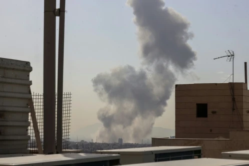 Un panache de fumée s'élève au-dessus d'un secteur de Téhéran alors que les Etats-Unis et Israël ont lancé des frappes sur l'Iran, le 28 février 2026