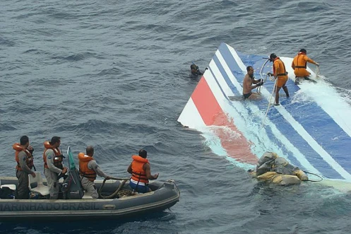 Des plongeurs repêchent des débris de l'Airbus A330 d'Air France Rio-Paris, le 8 juin 2009, une semaine après son crash dans l'océan Atlantique 