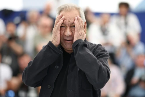 Le réalisateur Tony Gatlif pose lors d'une séance photo pour le film "Ange", le 23 mai 2025 à Cannes