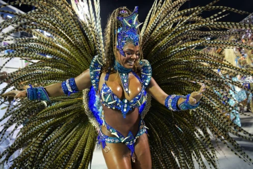 La danseuse Pamela Monteiro de l'école de samba de Portela lors du défilé du carnaval au sambodrome de Rio de Janeiro, le 23 avril 2022