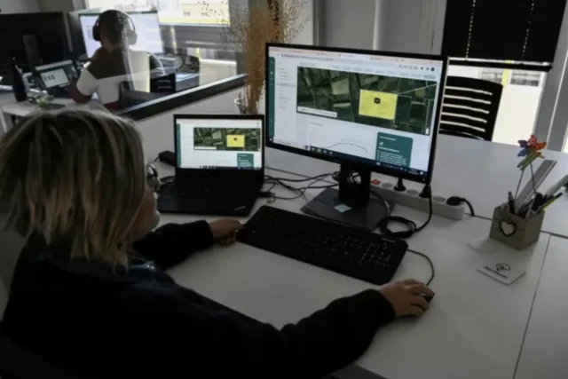 Sotiris Mournos, agriculteur utilisant les technologies connectées sur son exploitation, à Platy (Grèce) le 18 octobre 2022 ( AFP / Sakis MITROLIDIS )