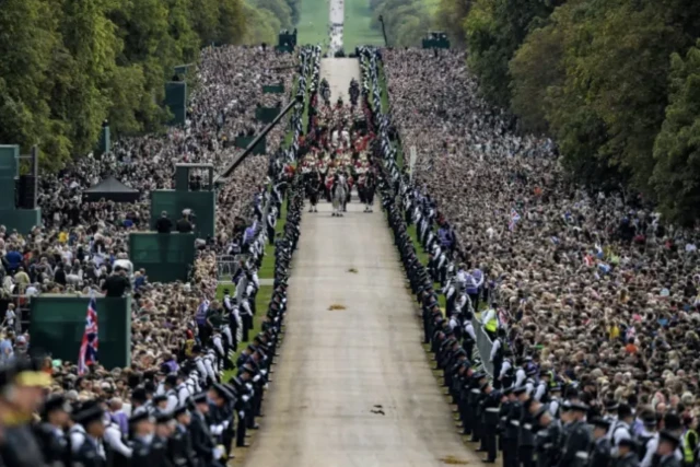 Queen - Elizabeth - Fune?railles7