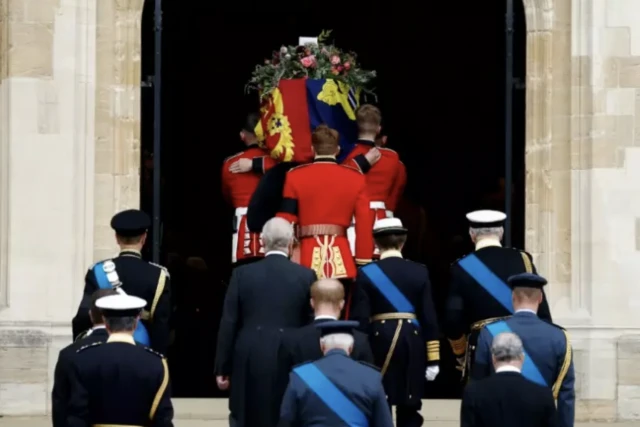 Queen - Elizabeth - Fune?railles7
