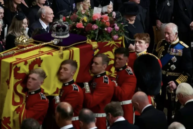 Queen - Elizabeth - Fune?railles7