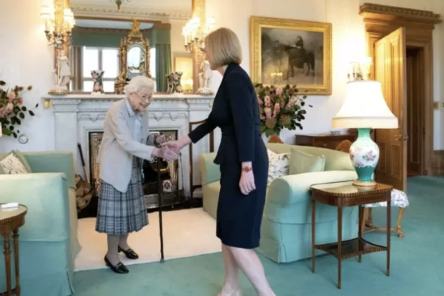 Queen - Elizabeth - Fune?railles7