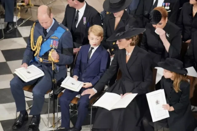 Queen - Elizabeth - Fune?railles7