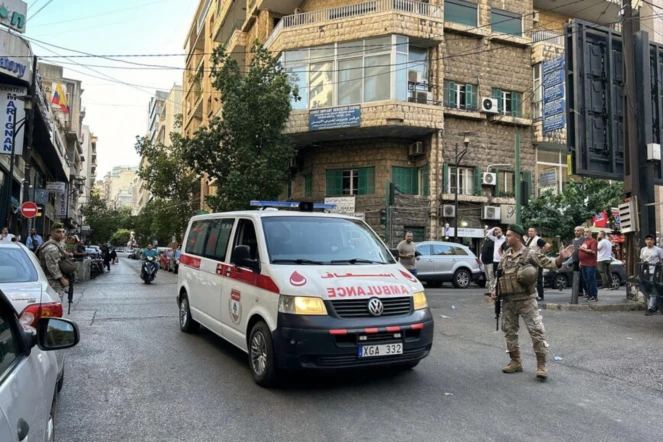 Une ambulance transporte des blessés vers un hôpital de Beyrouth le 17 septembre 2024, après des explosions de bipeurs