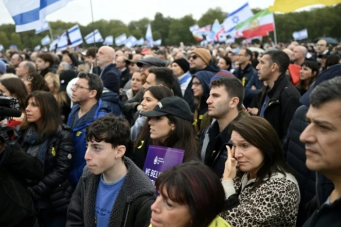 Des milliers de personnes lors d'un hommage aux victimes de l'attaque sans précedent du Hamas le 7-Octobre 2023 à Hyde Park, à Londres, le 6 octobre 2024 ( AFP / JUSTIN TALLIS )