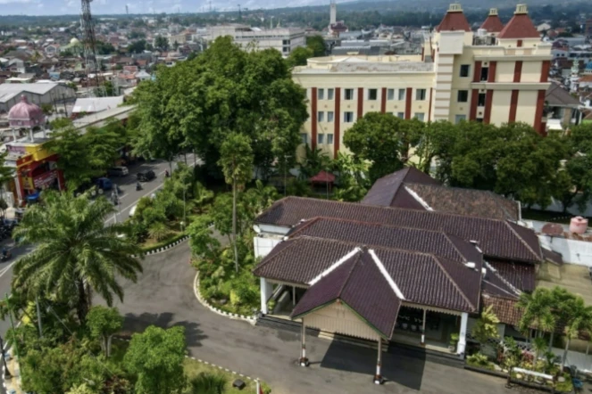 La résidence du maire, un bâtiment du XVIIIe siècle sur lequel est apposée une plaque témoignant de l'éphémère passage du poète française Rimbaud, à Salatiga, dans le centre de Java, le 25 septembre 2024 ( AFP / BAY ISMOYO )