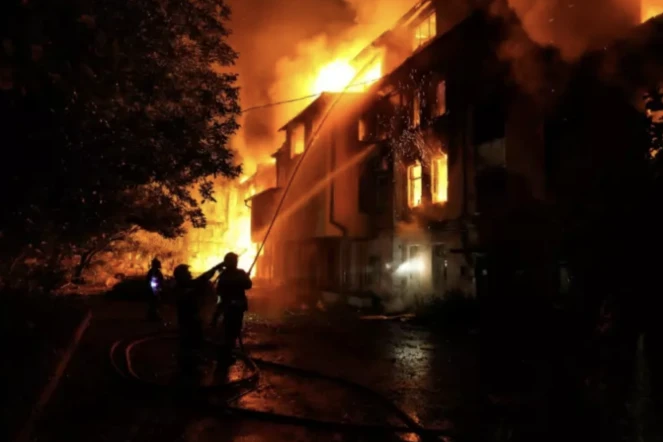 Des pompiers luttent contre un incendie dans un immeuble résidentiel touché par des frappes russes, le 20 juillet 2023 à Mykolaïv, en Ukraine ( Servuces d'urgence ukrainiens / Handout )