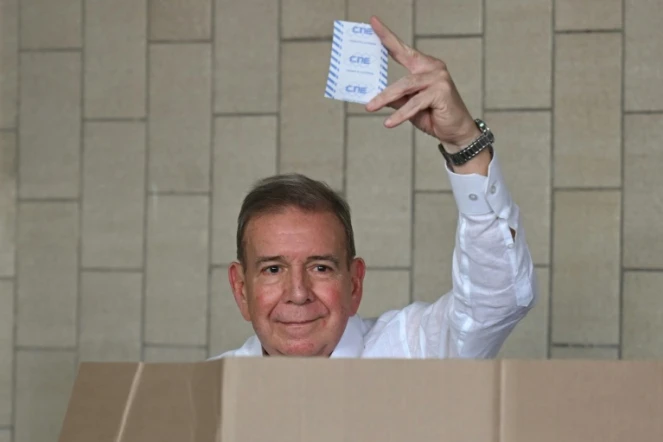 Le candidat de l'opposition Edmundo Gonzalez Urrutia vote à l'élection présidentielle, le  28 juillet 2024 à Caracas, au Venezuela