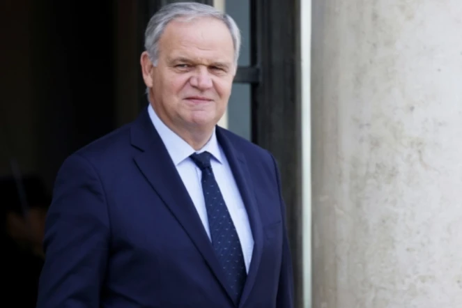 Le ministre français des Outre-mer Francois-Noël Buffet sur le perron du palais de l'Elysée à Paris, le 1er octobre 2024 ( AFP / Ludovic MARIN )