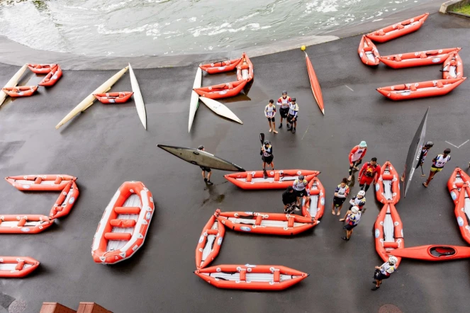 Spectacle de rafting pour le passage de la flamme olympique 