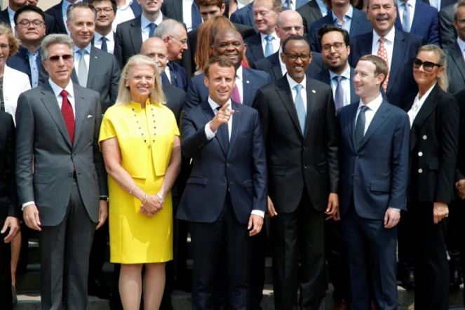 Emmanuel Macron pose au milieu de dirigeants d'entreprises du numérique, mercredi 23 mai 2018 à l'Elysée