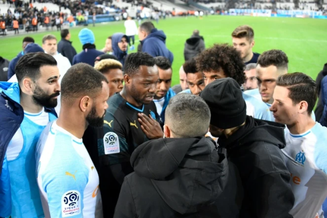 Les joueurs marseillais parlementent avec leur supporters, en colère, à l'issue du match nul face à Monaco au Vélodrome, le 13 janvier 2019