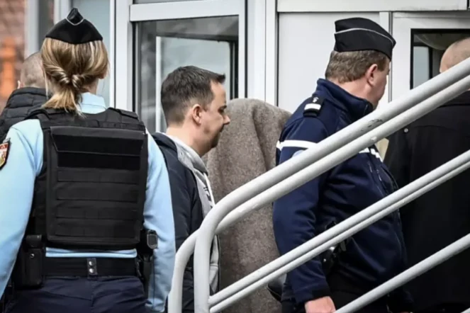 Des gendarmes escortent un suspect après la découverte d'une fillette de cinq ans retrouvée morte, le 26 avril 2023 à Rambervillers, dans les Vosges ( AFP / Jean-Christophe Verhaegen )