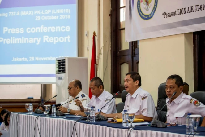 Les membres de l'Agence de sécurité des transports, lors de la présentation d'un rapport d'enquête préliminaire sur le crash du Boeing 737 de Lion Air, le 28 novembre 2018 à Jakarta, en Indonésie 
