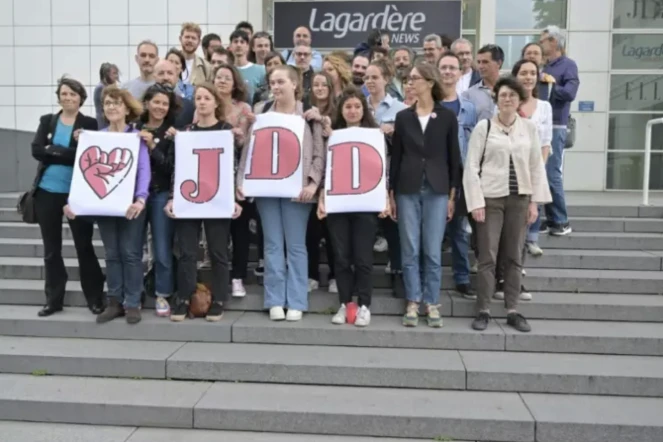 Des membres de la rédaction du Journal du Dimanche en grève, le 5 juillet 2023 à Paris ( AFP / Alain JOCARD )