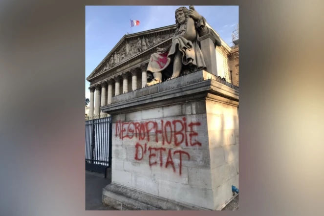 Paris : la statue de Colbert taguée devant l'Assemblée nationale