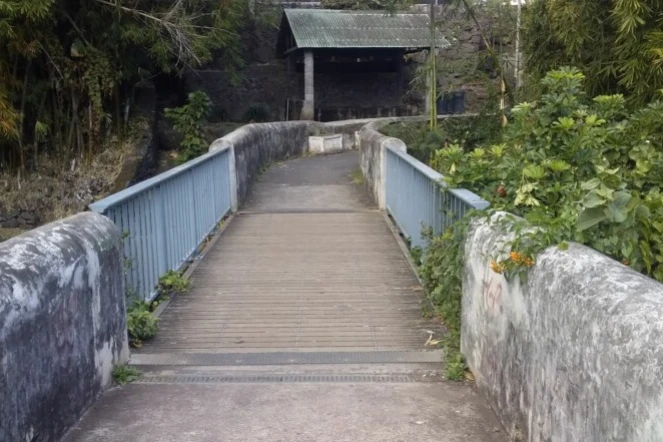 Saint-Paul : des travaux d’entretien sur la passerelle piétonne de La Saline