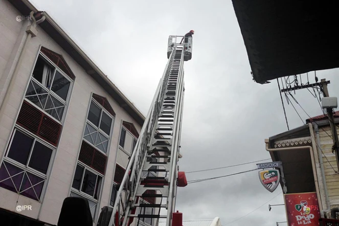 Saint-Denis - La grande échelle des pompiers déployée en centre-ville