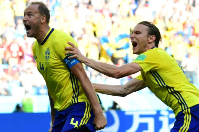 Andreas Granqvist (g) marque le but de la victoire sur penalty contre la Corée du Sud au Mondial, le 18 juin 2018 à Nijni Novgorod 
