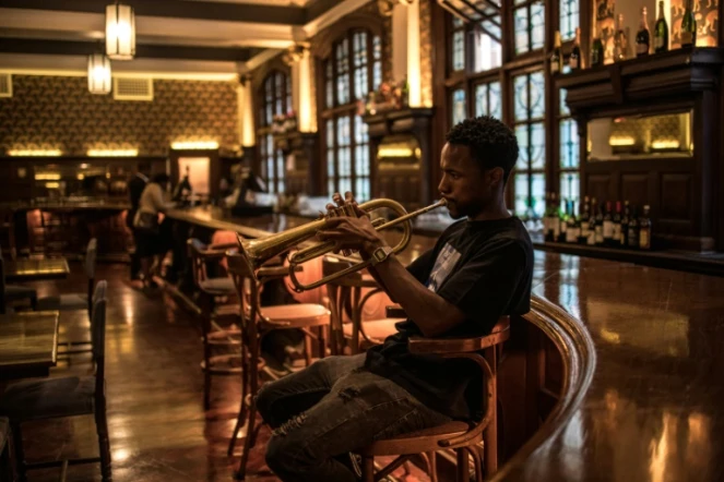 Un musicien joue dans le bar du Rand Club de Johannesburg avant le traditionnel dîner de Noël le 6 décembre 2018