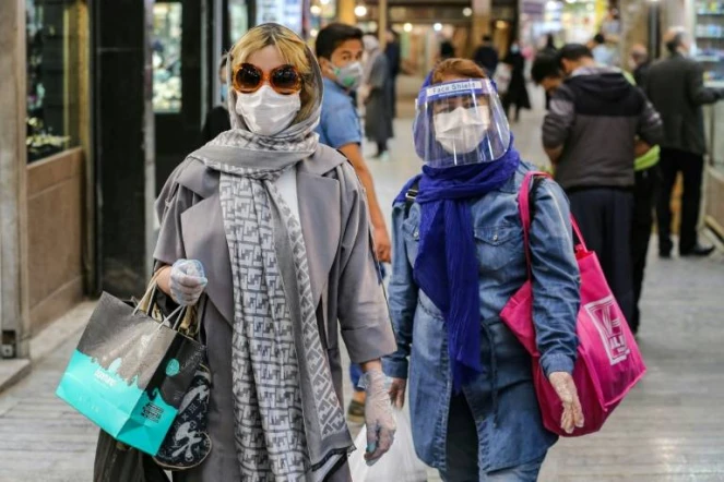 Des femmes font leurs courses avec masques et gants, à Téhéran, le 25 avril 2020 