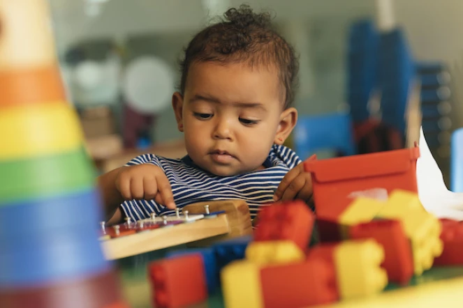 Un bébé joue 