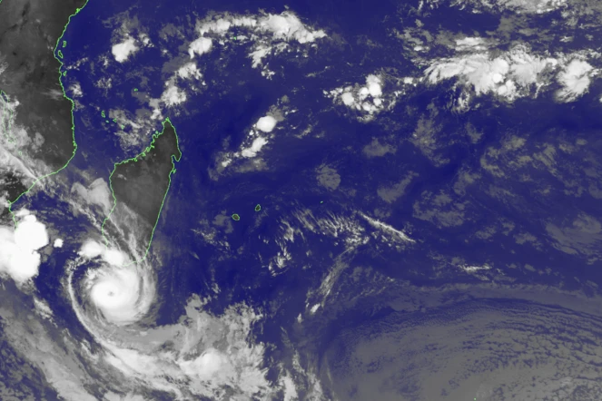 Dikeledi au stade de cyclone tropical intense, s’éloigne des côtes de Madagascar