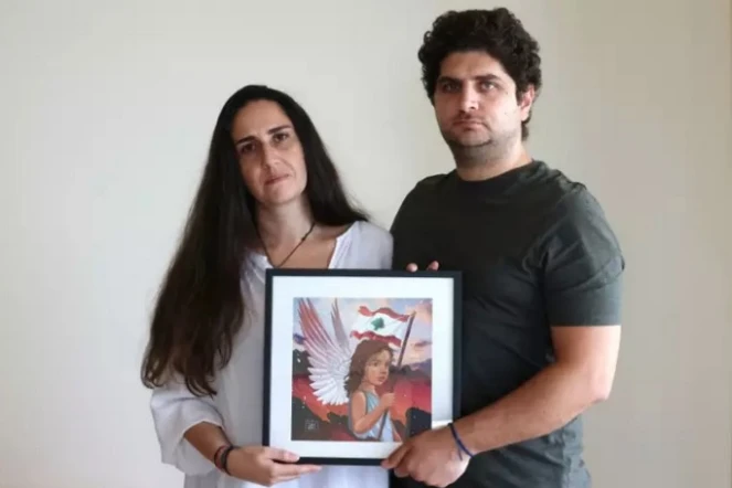 Paul et Tracy Naggear montrent une photo de leur fille Alexandra, tuée dans l'explosion en août 2020 du port de Beyrouth, le 1er août 2022 chez eux à Beit Mery, à l'est de Beyrouth, au Liban