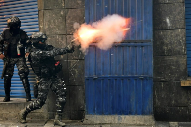 La police dirige ses tirs vers les partisans de l'ex président Evo Morales lors d'une manifestation à La Paz, le 15 novembre 2019