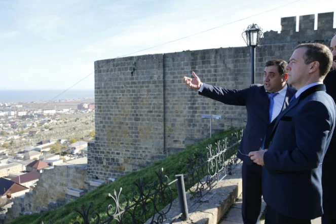 Le Premier ministre russe  Dimitri Medvedev le 13 novembre 2015 sur la muraille de la forteresse de Derbent