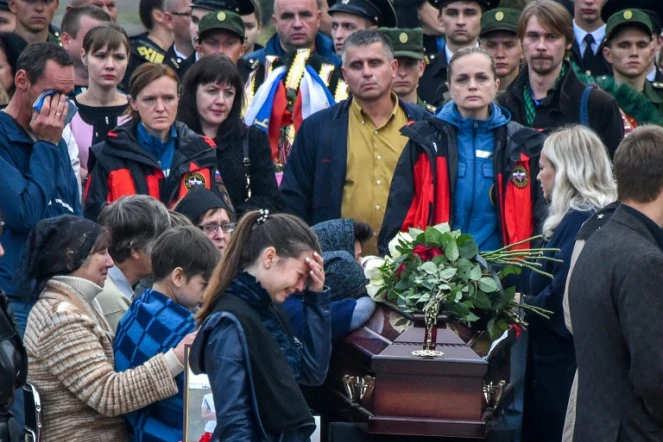 Cérémonie funéraire pour les victimes de la fusillade dans un lycée à Kertch en Crimée, le 19 octobre 2018