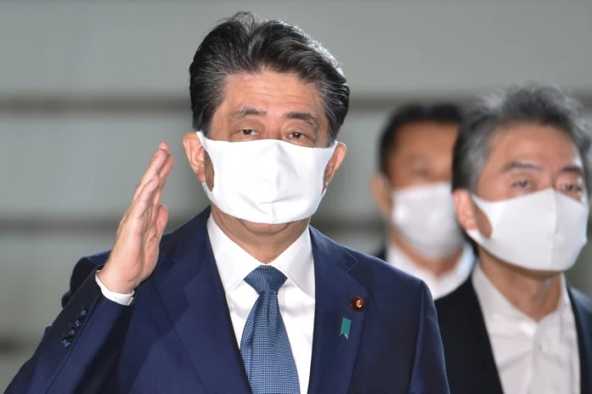 Le Premier ministre japonais Shinzo Abe (g) arrive à ses bureaux à Tokyo, le 28 août 2020